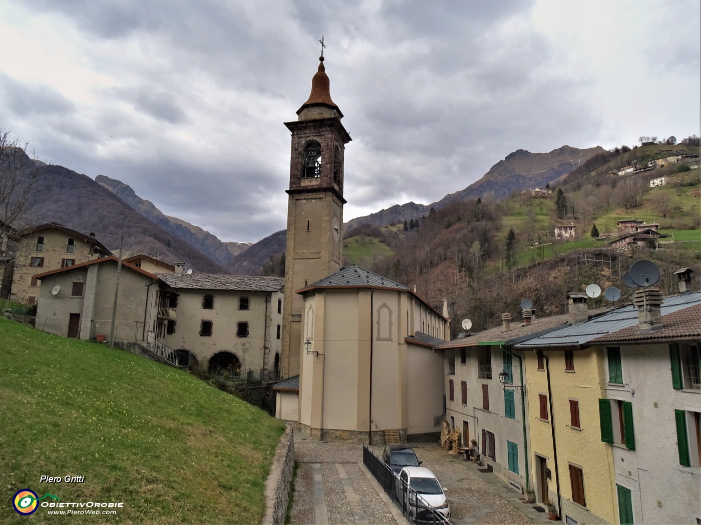 76 Chiesa di Valtorta con vista sul Pizzo dei Tre Signori.JPG